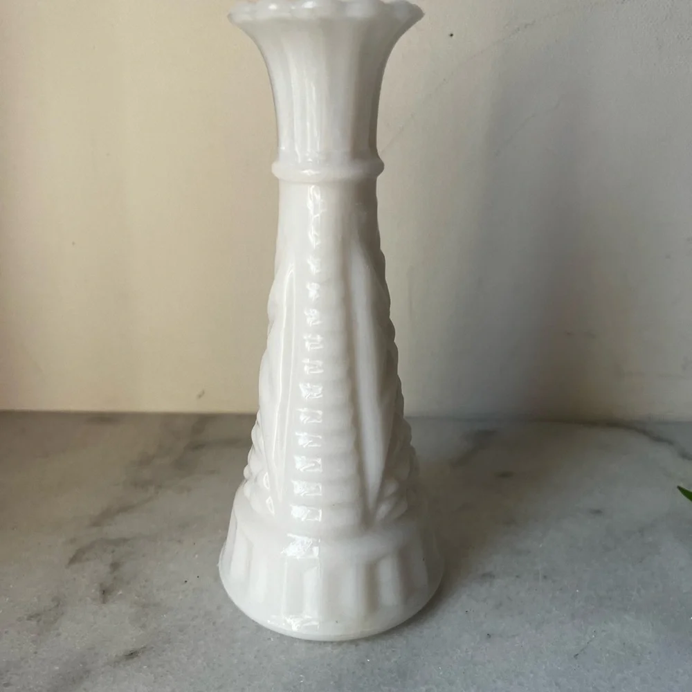 Milk Glass Tapered Bud Vase, Anchor Hocking Stars & Bars Pattern 5.9”..